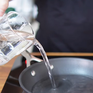 Nada de panela funda: no preparo do miojo de Érick Jacquin, do ‘MasterChef Brasil’, a água vai sendo adicionada aos poucos na frigideira enquanto a massa cozinha lentamente e absorve o líquido