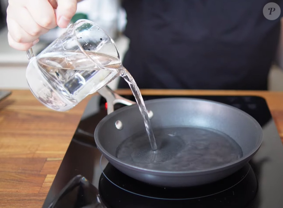 Nada de panela funda: no preparo do miojo de Érick Jacquin, do ‘MasterChef Brasil’, a água vai sendo adicionada aos poucos na frigideira enquanto a massa cozinha lentamente e absorve o líquido