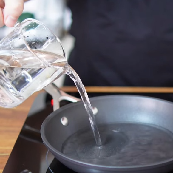 Nada de panela funda: no preparo do miojo de Érick Jacquin, do ‘MasterChef Brasil’, a água vai sendo adicionada aos poucos na frigideira enquanto a massa cozinha lentamente e absorve o líquido