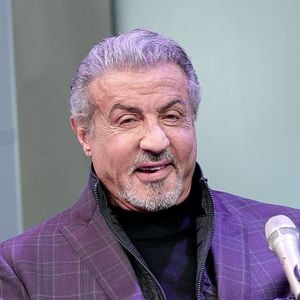 No almoço, Sylvester Stallone prioriza uma proteína magra, como o frango grelhado sem pele, e combina a refeição com frutas e salada