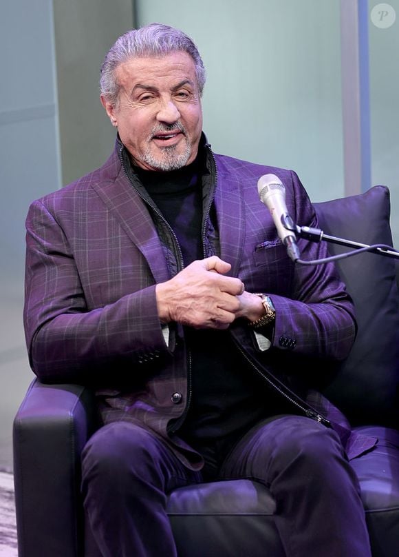 No almoço, Sylvester Stallone prioriza uma proteína magra, como o frango grelhado sem pele, e combina a refeição com frutas e salada