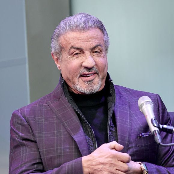No almoço, Sylvester Stallone prioriza uma proteína magra, como o frango grelhado sem pele, e combina a refeição com frutas e salada