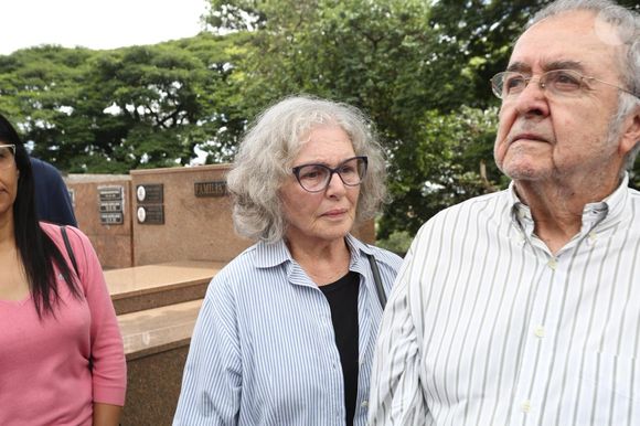 Corpo de Juca de Oliveira foi enterrado diante de famosos como Irene Ravache: 'Grande ator e imenso colega'