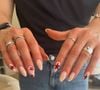 Unhas estrelas sobre base natural: a combinação de nude com estrelas vermelhas e amarelas prova que uma manicure minimalista também pode ser cheia de personalidade nesta Copa