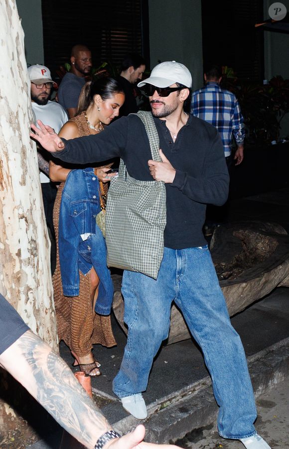 Bad Bunny foi visto nas ruas da capital paulista em excelente companhia: Gabriela Berlingeri, com quem ele vive um relacionamento de idas e vindas há, pelo menos, 9 anos