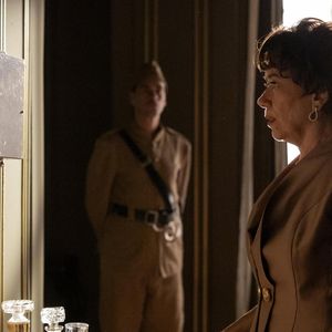 Resumo da novela 'Garota do Momento': Maristela e Juliano serão conduzidos à delegacia.