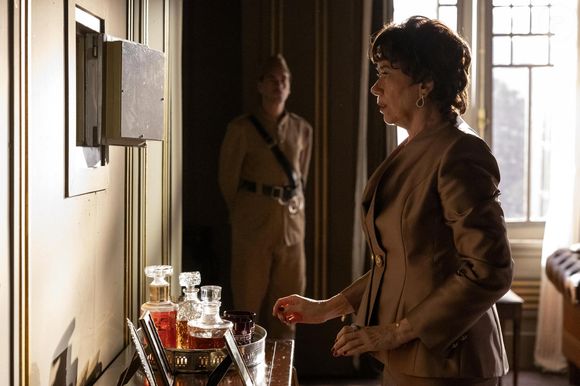 Resumo da novela 'Garota do Momento': Maristela e Juliano serão conduzidos à delegacia.