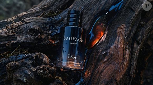 O oud utilizado no Sauvage Extrait é cultivado por mais de uma década em uma cadeia certificada da Dior no Vietnã e passa por um processo de destilação que revela notas de mel e olíbano