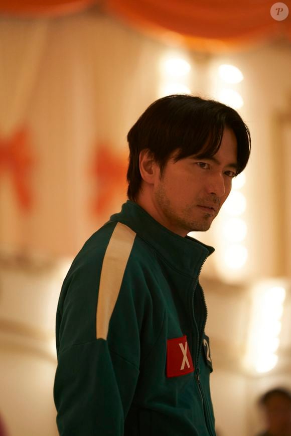 Único participante a sair vivo dos jogos, além da bebê, Park Gyung-seok (246) é o personagem do ator Lee Jin-uk