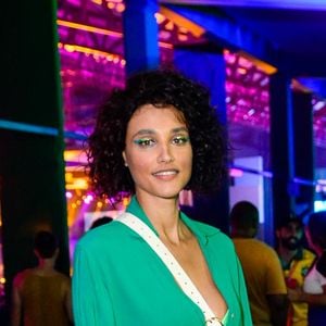 Inspiração para a Copa do Mundo de 2026: Débora Nascimento assistiu a um jogo da Copa com uma produção em verde e amarelo, composta por blusa verde, calça amarela, tênis branco e bolsa transversal branca. O visual foi finalizado com maquiagem nas cores da Seleção Brasileira, criando uma proposta estilosa e cheia de personalidade para torcer pelo Brasil