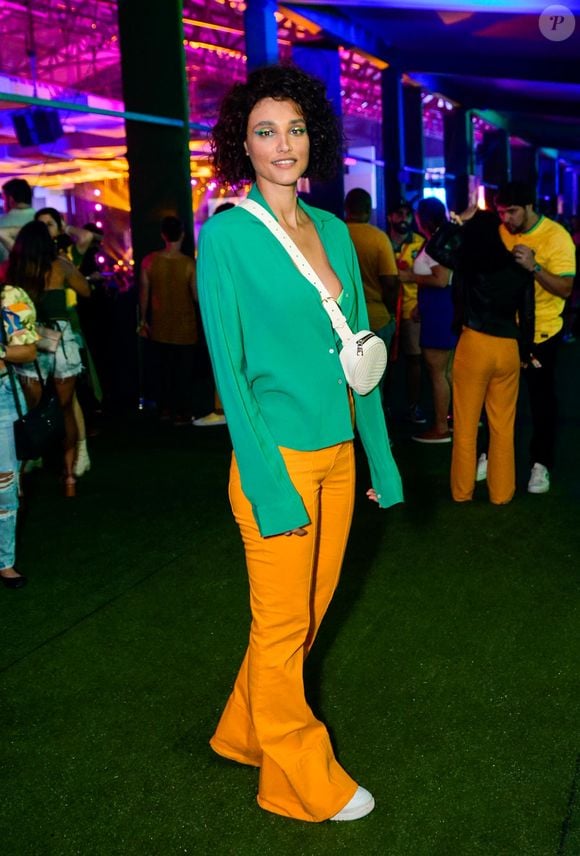 Inspiração para a Copa do Mundo de 2026: Débora Nascimento assistiu a um jogo da Copa com uma produção em verde e amarelo, composta por blusa verde, calça amarela, tênis branco e bolsa transversal branca. O visual foi finalizado com maquiagem nas cores da Seleção Brasileira, criando uma proposta estilosa e cheia de personalidade para torcer pelo Brasil