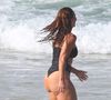 Paolla Oliveira apostou em maiô invertido para curtir praia do Rio em manhã de muito sol e calor