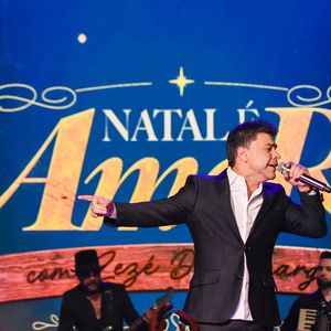 Zezé Di Camargo pediu para que o SBT cancelasse a exibição de seu especial de Natal e fez duras críticas à emissora