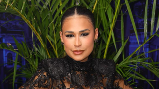 Que cintura! Simone Mendes valoriza curvas em look com corset, renda e transparência em DVD de Priscila Senna