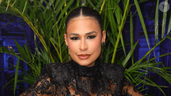 Que cintura! Simone Mendes valoriza curvas em look com corset, renda e transparência em DVD de Priscila Senna