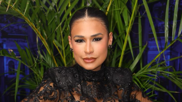 Que cintura! Simone Mendes valoriza curvas em look com corset, renda e transparência em DVD de Priscila Senna