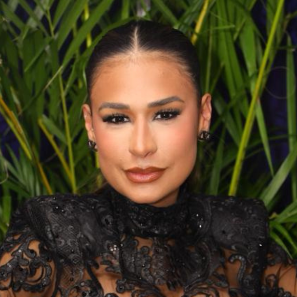 Que cintura! Simone Mendes valoriza curvas em look com corset, renda e transparência em DVD de Priscila Senna