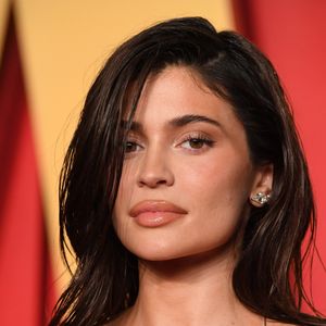 Kylie Jenner fez uma harmonização facial que contornou seu maxilar e realçou sua beleza