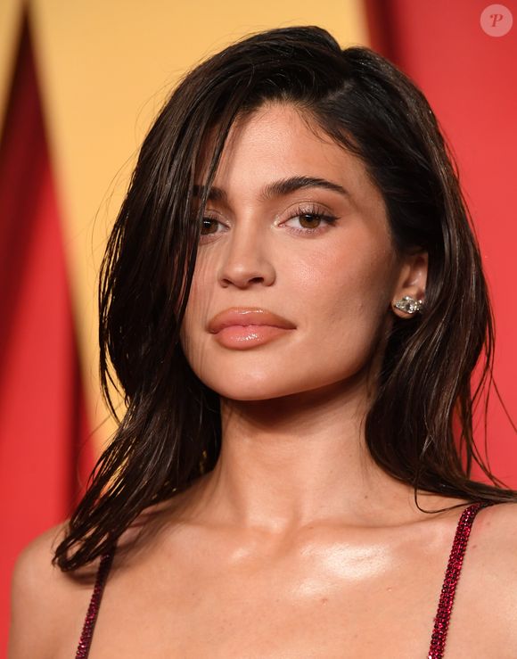 Kylie Jenner fez uma harmonização facial que contornou seu maxilar e realçou sua beleza