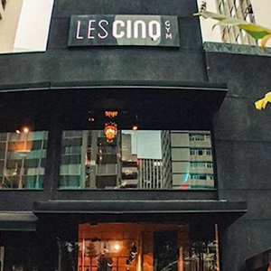 Izabel Goulart e Daniel Vorcaro teriam se conhecido na academia Les Cinq, que recebeu aportes de empresa ligada à família do banqueiro, mas a assessoria da modelo nega relacionamento amoroso; segundo o Metrópoles, uma cobertura de luxo nos Jardins, em São Paulo, teria sido oferecida como parte de investimento na marca da modelo