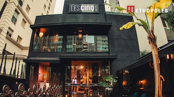 Izabel Goulart e Daniel Vorcaro teriam se conhecido na academia Les Cinq, que recebeu aportes de empresa ligada à família do banqueiro, mas a assessoria da modelo nega relacionamento amoroso; segundo o Metrópoles, uma cobertura de luxo nos Jardins, em São Paulo, teria sido oferecida como parte de investimento na marca da modelo