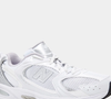 O New Balance 530 branco e cinza virou aposta certeira para quem busca elegância casual no dia a dia