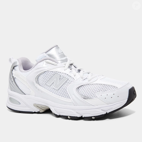 O New Balance 530 branco e cinza virou aposta certeira para quem busca elegância casual no dia a dia
