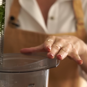 Em seu bolo, Paola Carosella adicionou raspas de tangerina, mas também pode ser de laranja, se desejar