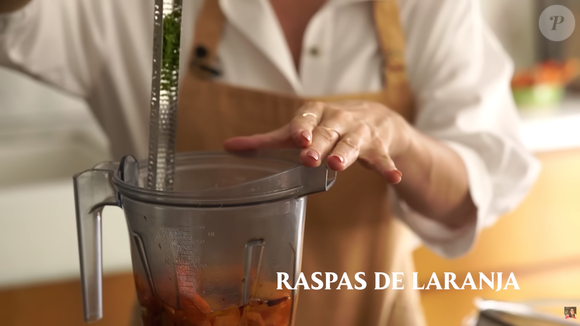 Em seu bolo, Paola Carosella adicionou raspas de tangerina, mas também pode ser de laranja, se desejar