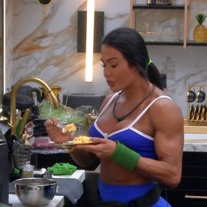 "Estou comendo e vomitando, porque meu organismo não está acostumado", disse Gracyanne Barbosa