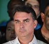 Segundo a Reuters, Flávio Bolsonaro teria deixado o Brasil rumo aos Estados Unidos após perder a eleição presidencial de domingo (25). Duas fontes ouvidas pela agência afirmaram que o senador viajou ao exterior após o prazo determinado pelo Supremo Tribunal Federal (STF) para entregar seus passaportes expirar. A defesa não comentou o caso