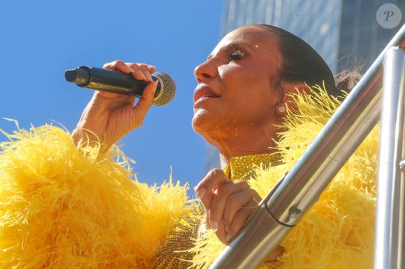 Ivete Sangalo canta 'Sinais de Fogo' no trio elétrico, homenageia Preta Gil e divide momento emocionante com Gominho no Rio