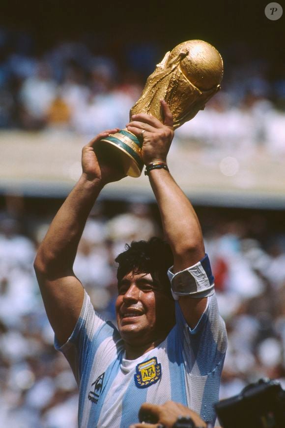 Quatro minutos bastaram para Diego Maradona entrar definitivamente para a história do futebol: primeiro com a famosa 'Mano de Dios' e, logo depois, com o lance que ficou conhecido mundialmente como o 'Gol do Século'
