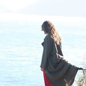 Paolla Oliveira aparece amarrada à beira de um penhasco em gravação de 'Vale Tudo'; saiba qual será o destino de Heleninha