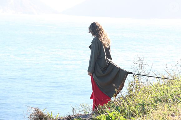 Paolla Oliveira aparece amarrada à beira de um penhasco em gravação de 'Vale Tudo'; saiba qual será o destino de Heleninha