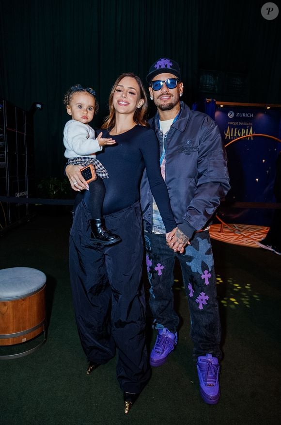 Neymar chegou a circo acompanhado da mulher, Bruna Biancardi, que trazia nos braços a filha do casal Mel, de 1 ano