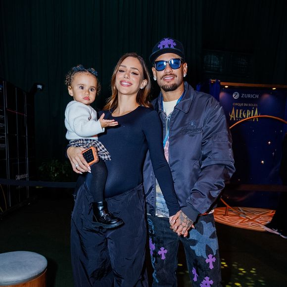 Neymar chegou a circo acompanhado da mulher, Bruna Biancardi, que trazia nos braços a filha do casal Mel, de 1 ano