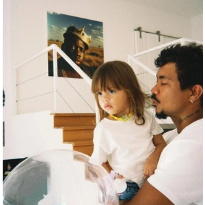 A mansão possui áreas pensadas para as filhas do artista, Akasha, de 7 anos, e Hanna, de apenas 3, com espaços amplos para brincar e circular com liberdade.