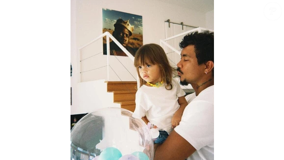 A mansão possui áreas pensadas para as filhas do artista, Akasha, de 7 anos, e Hanna, de apenas 3, com espaços amplos para brincar e circular com liberdade.