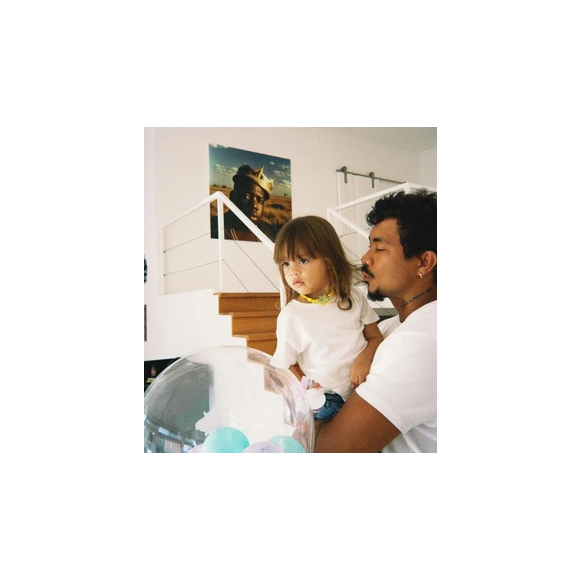 A mansão possui áreas pensadas para as filhas do artista, Akasha, de 7 anos, e Hanna, de apenas 3, com espaços amplos para brincar e circular com liberdade.