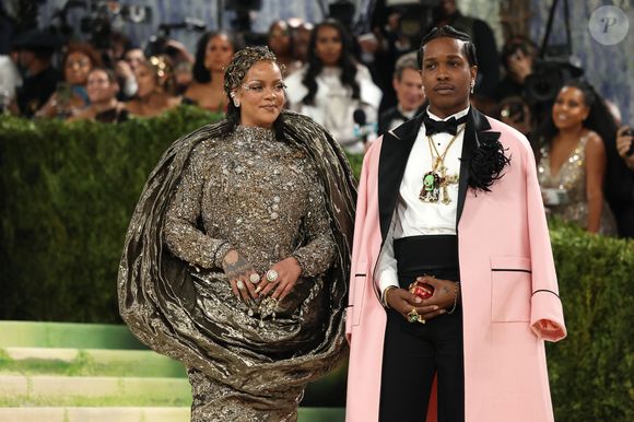 Rihanna voltou — e não veio sozinha. Ao lado de A$AP Rocky, ela dominou o Met Gala 2026: ele de Chanel com smoking fluido, ela de Maison Margiela Couture por Glenn Martens. Pronto, podem apagar as luzes do tapete
