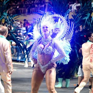 Carnaval com LED: Paolla Oliveira usou artifício no último desfile como rainha de bateria da Grande Rio
