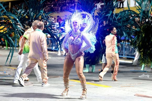 Carnaval com LED: Paolla Oliveira usou artifício no último desfile como rainha de bateria da Grande Rio