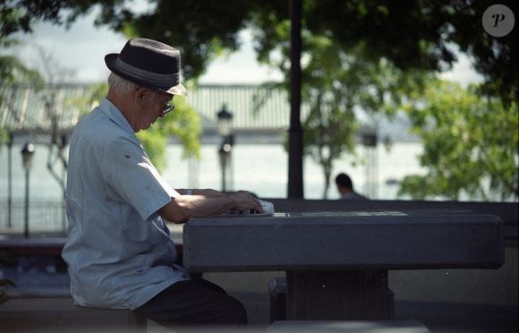 Depois dos 60 anos, é comum que a vida fique mais solitária e muitas pessoas percam amizades