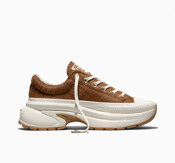 O Run Star Crush Pony Hair Cano Baixo Marrom, da Converse, aposta em uma plataforma de 45 mm e no tom marrom que lembra um cremoso chocolate quente com avelã