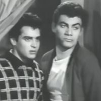 Há quase 70 anos, esse jovem e saudoso ator era vilão em filme de comédia; ele nem imaginava que na década de 1980 teria personagem memorável em programa infantil de sucesso. Descubra quem é!