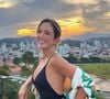 Por lá, Ticiane Pinheiro posou exibindo seu corpo em um maiô decotado que valorizou suas pernas