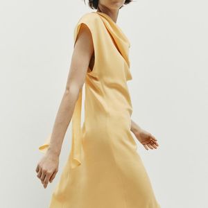 Com gola fluida e modelagem evasê, a peça de R$ 359 une conforto, movimento e elegância em uma única proposta