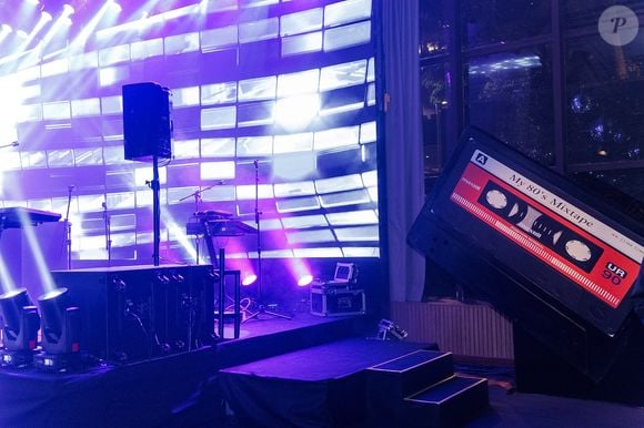 A cenografia da festa de Ticiane Pinheiro apostou em preto, prata, grafite metálico e vermelho cereja