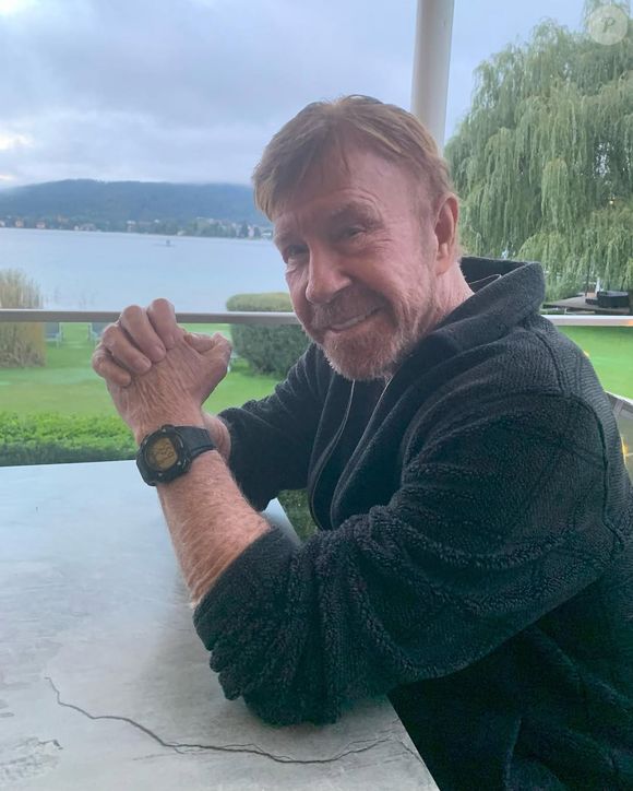 Chuck Norris passou a consumir uma erva milenar em 2023, a ashwagandha